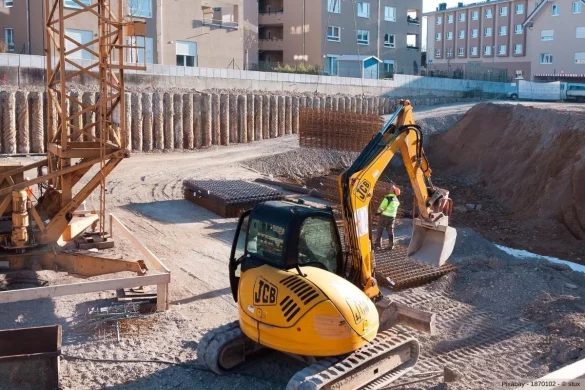 Ausschnitt aus einer Baugrube mit einem Bagger - In diesem Beitrag erfahren Sie wissenswerte Infos darüber, wie aussagekräftig die Kostenangaben für Berliner Verbau im Web sind.