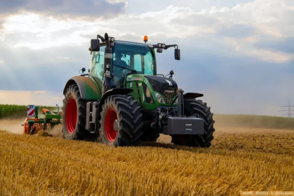 Grüner Traktor fährt über gelbes Feld - In diesem Beitrag erfahren Sie wissenswerte Informationen über die außergewöhnlichsten Traktor-Videos im Web.